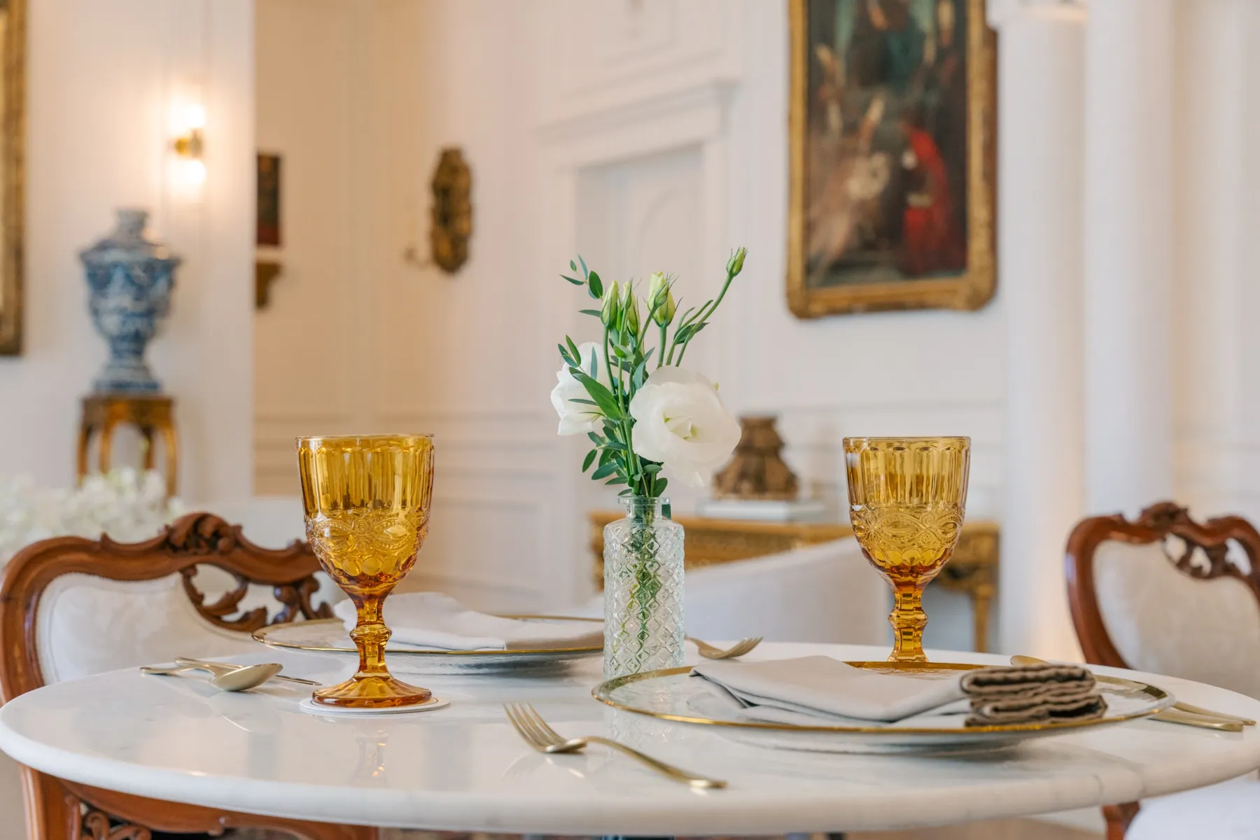 Comedor familiar entre muros centenarios