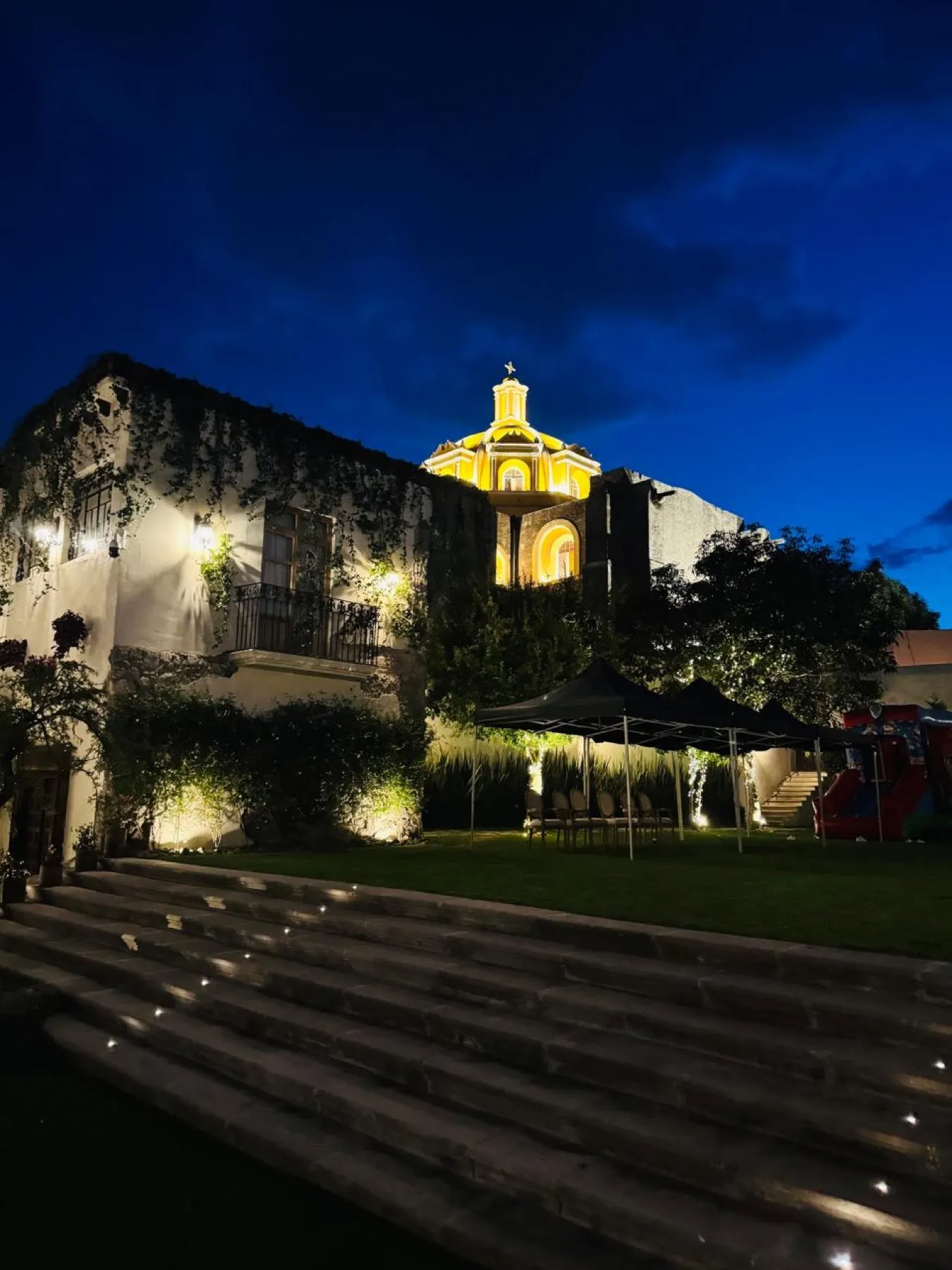 El jardín al anochecer